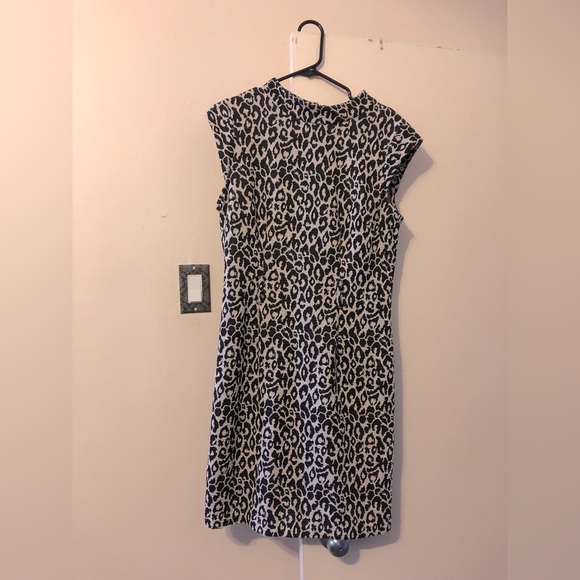 Animal print dress, with belt loops (belt not included) - Picture 1 of 4